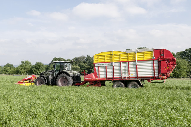 Zero grazing mowing and loading with the FARO 5010 D